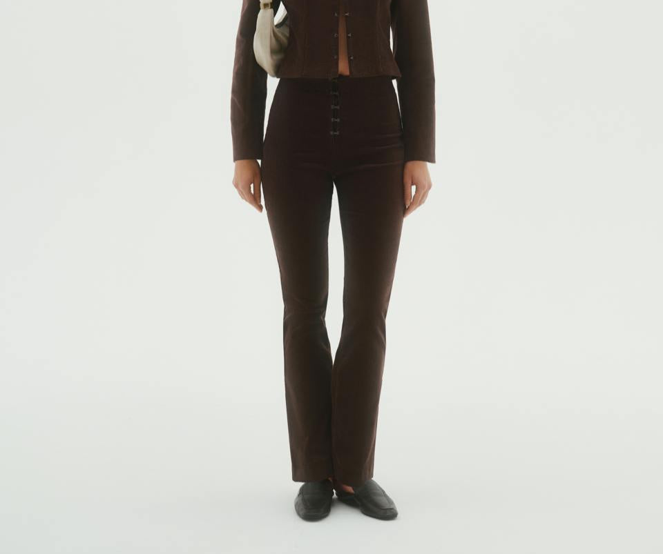 Corduroy bootcut pants that elongate the silhouette